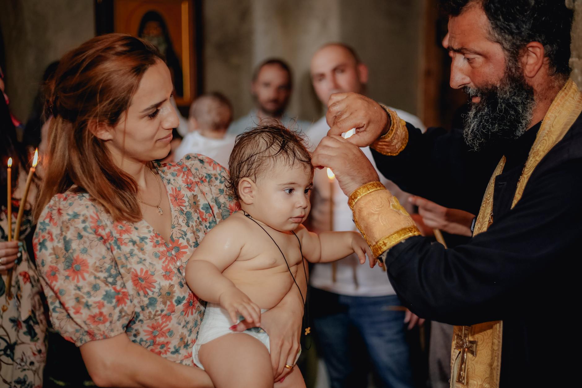 Rodzinna ceremonia chrztu dziecka w kościele