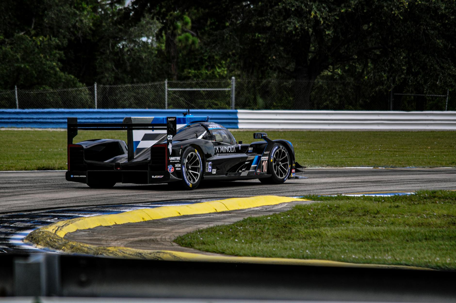 Wyścigowy samochód na torze Sebring podczas szybkiego okrążenia