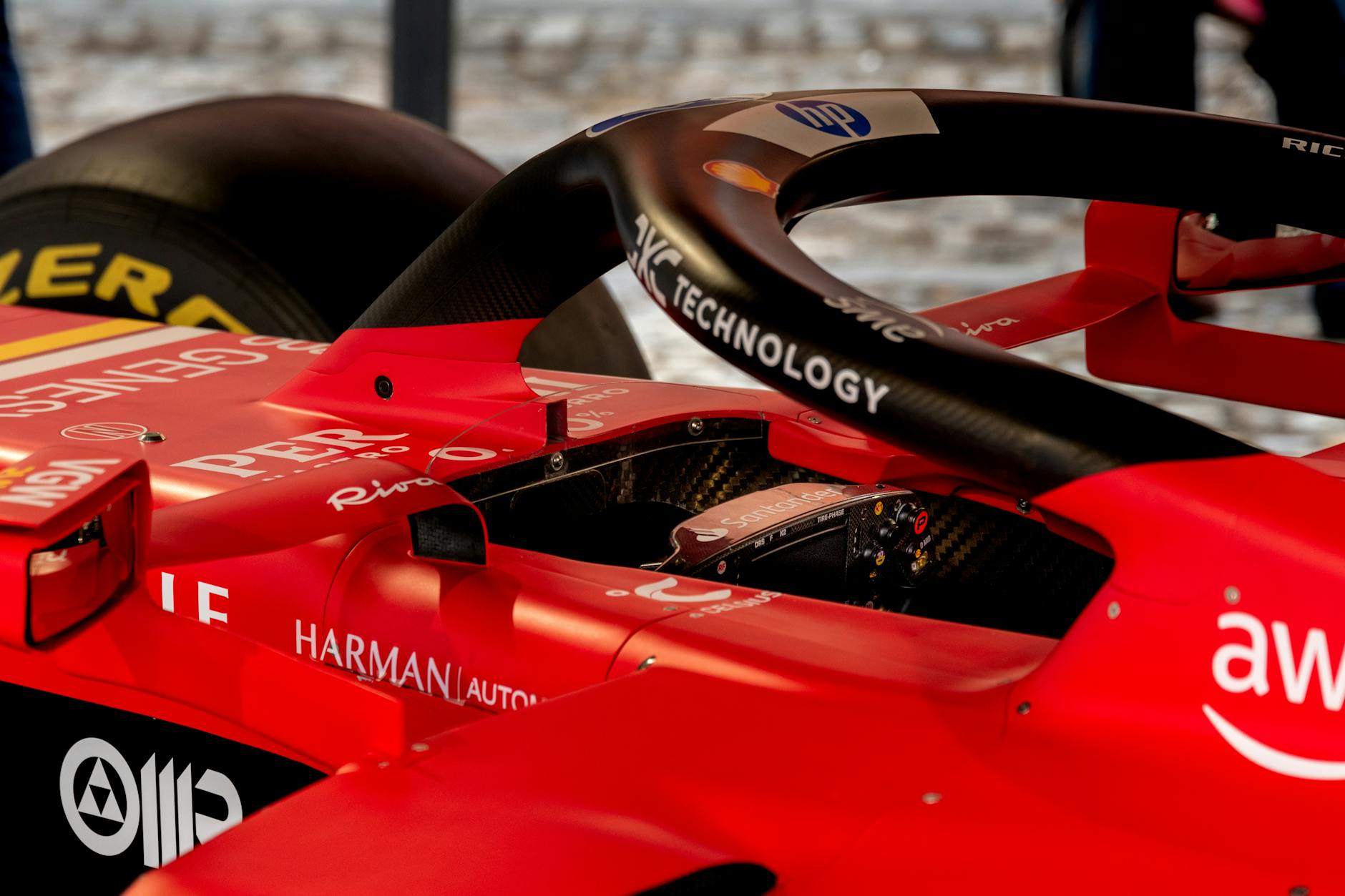 Kokpit czerwonego bolidu Formuły 1 z widocznym brandingiem