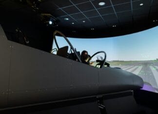 Pilotka korzysta z zaawansowanego symulatora lotu X-Plane