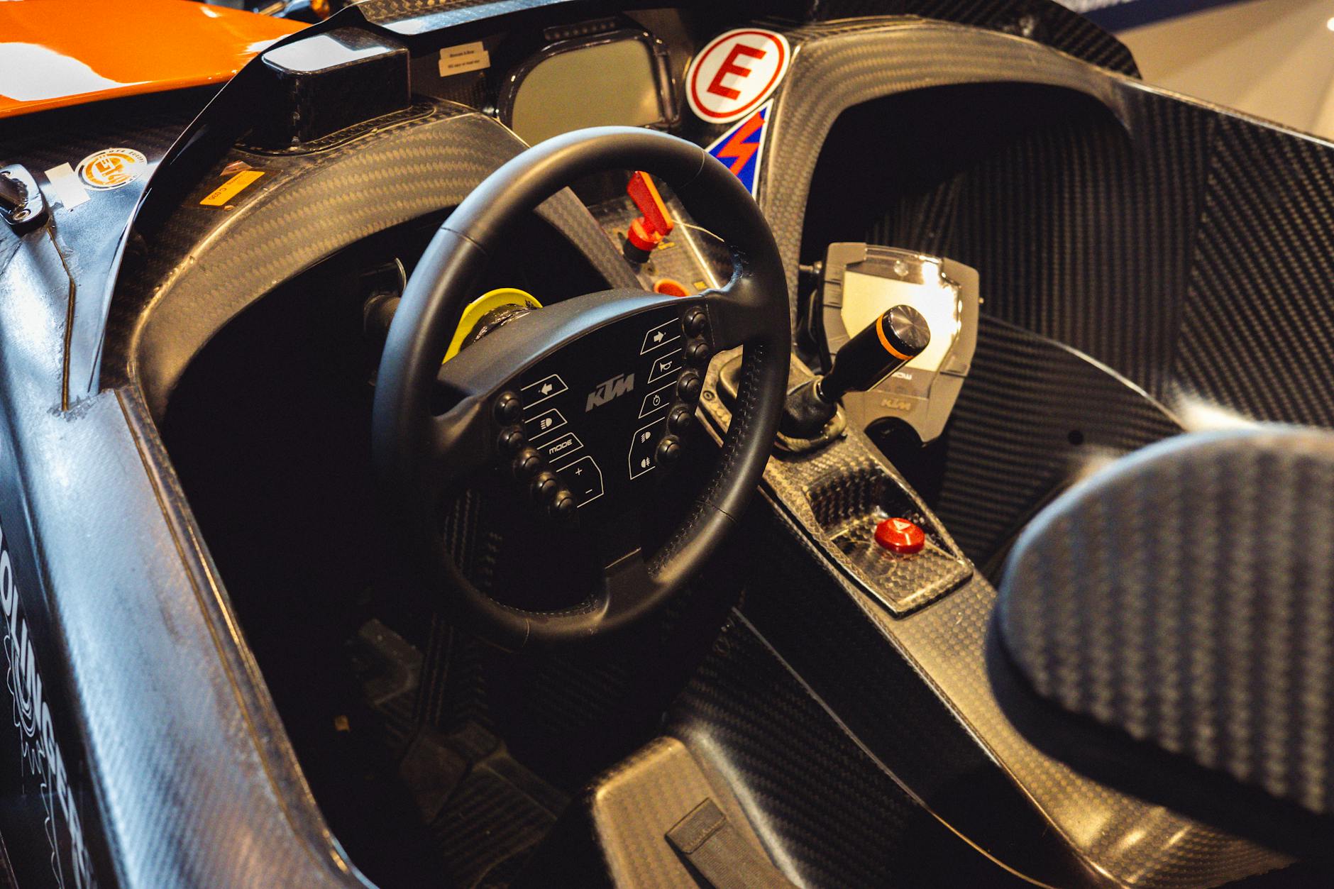 Wnętrze auta wyścigowego z kierownicą i panelami sterującymi