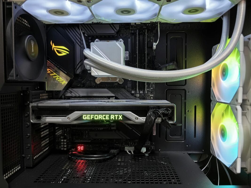 Wnętrze komputera gamingowego z kartą GeForce RTX i podświetleniem RGB