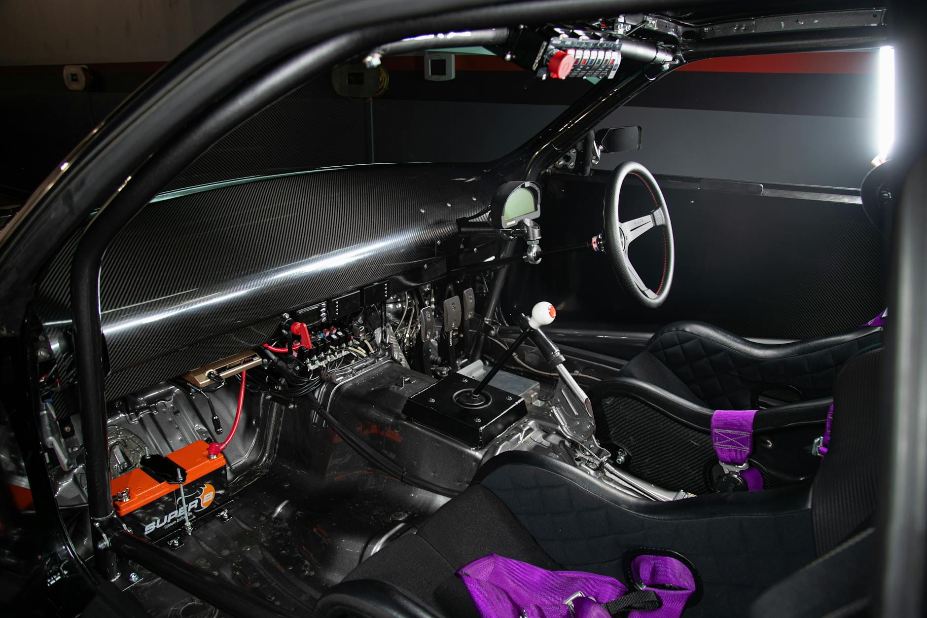 Wnętrze sportowego auta z fotelami kubełkowymi i elementami kokpitu