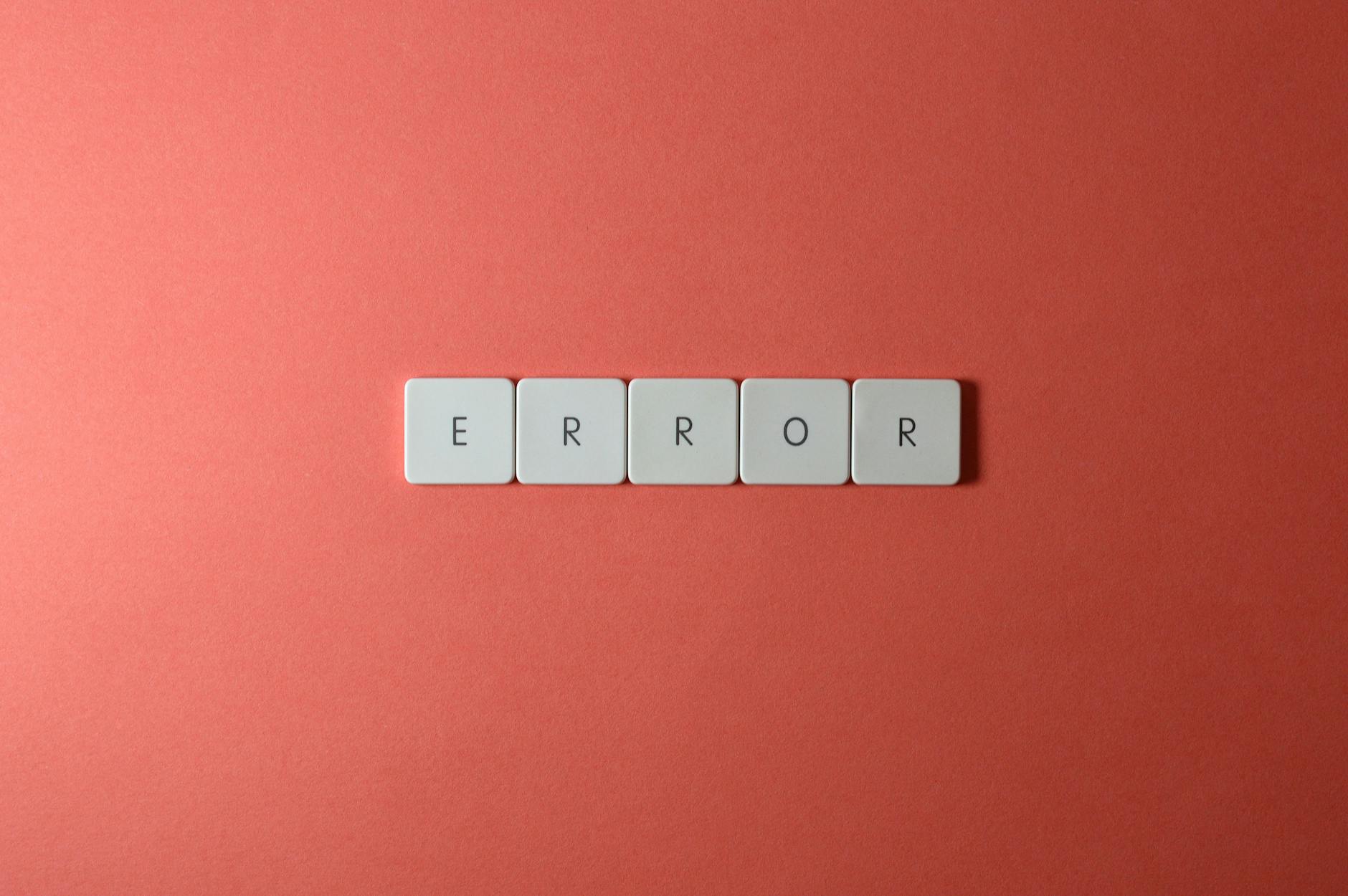 Białe kostki z napisem ERROR na czerwonym tle
