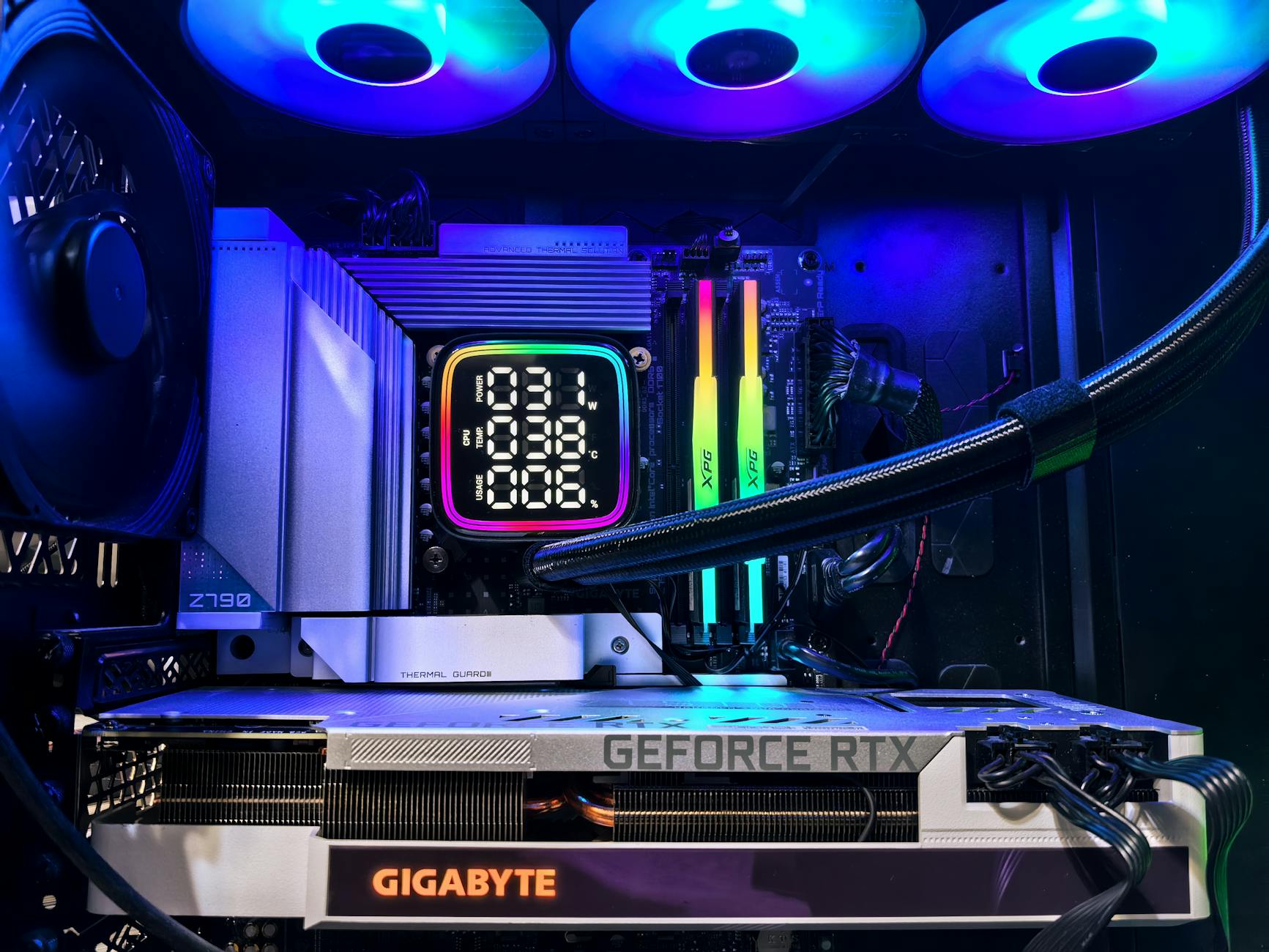 Wnętrze komputera gamingowego z podświetleniem RGB i kartą GeForce RTX