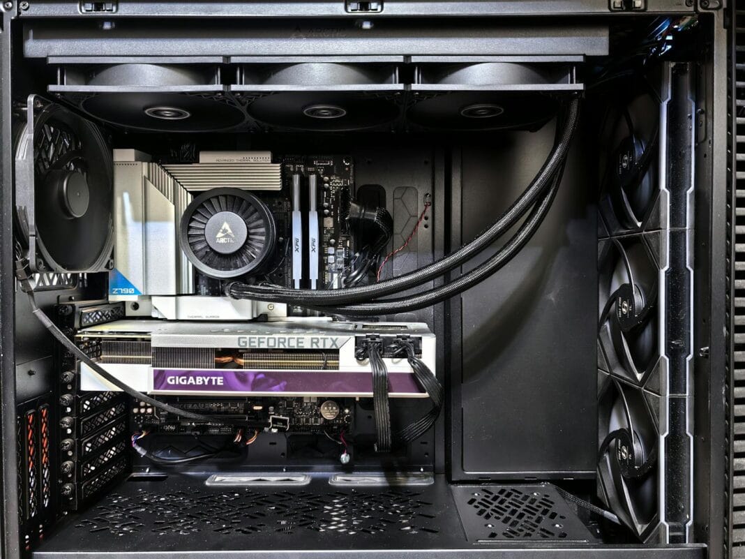 Wnętrze PC z kartą GeForce RTX i chłodzeniem do symracingu i VR