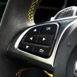 Jak wyłączyć podwójne wejścia z gamepada i kierownicy w jednej grze Zbliżenie na kierownicę samochodową z przyciskami sterującymi