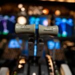 Jak ustawić krzywą gazu w DCS, żeby łatwiej trzymać prędkość Zbliżenie na podświetlone panele i manetki gazu w kokpicie samolotu