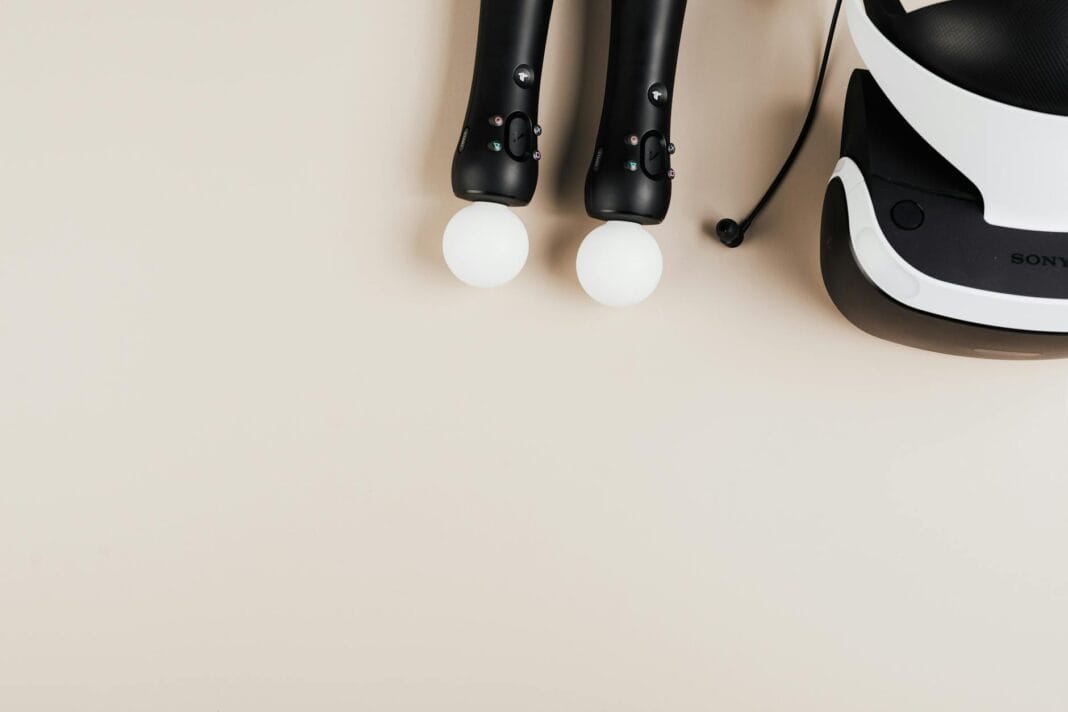 Gamepady i gogle VR na jasnym tle, sprzęt do grania w nowe tytuły