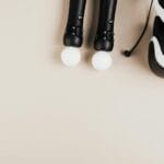 Gamepady i gogle VR na jasnym tle, sprzęt do grania w nowe tytuły