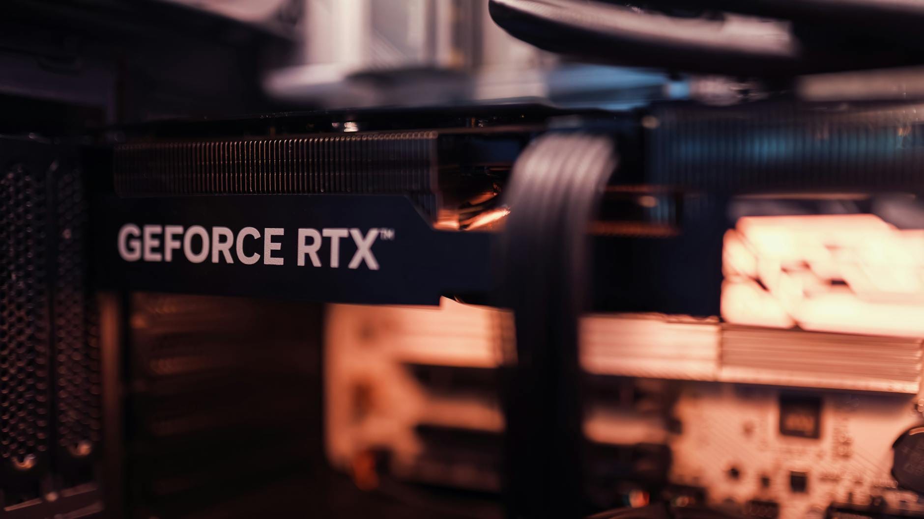 Karta graficzna GeForce RTX wewnątrz obudowy komputera
