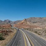 Kręta autostrada przez pustynne góry pod bezchmurnym niebem USA