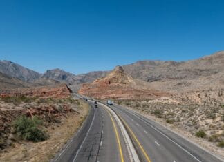 Kręta autostrada przez pustynne góry pod bezchmurnym niebem USA