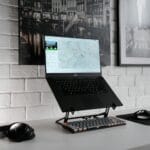 Jak wybrać laptop do pracy zdalnej w 2024 roku – praktyczny poradnik dla profesjonalistów IT Nowoczesne biurko z laptopem, słuchawkami i klawiaturą do pracy zdalnej
