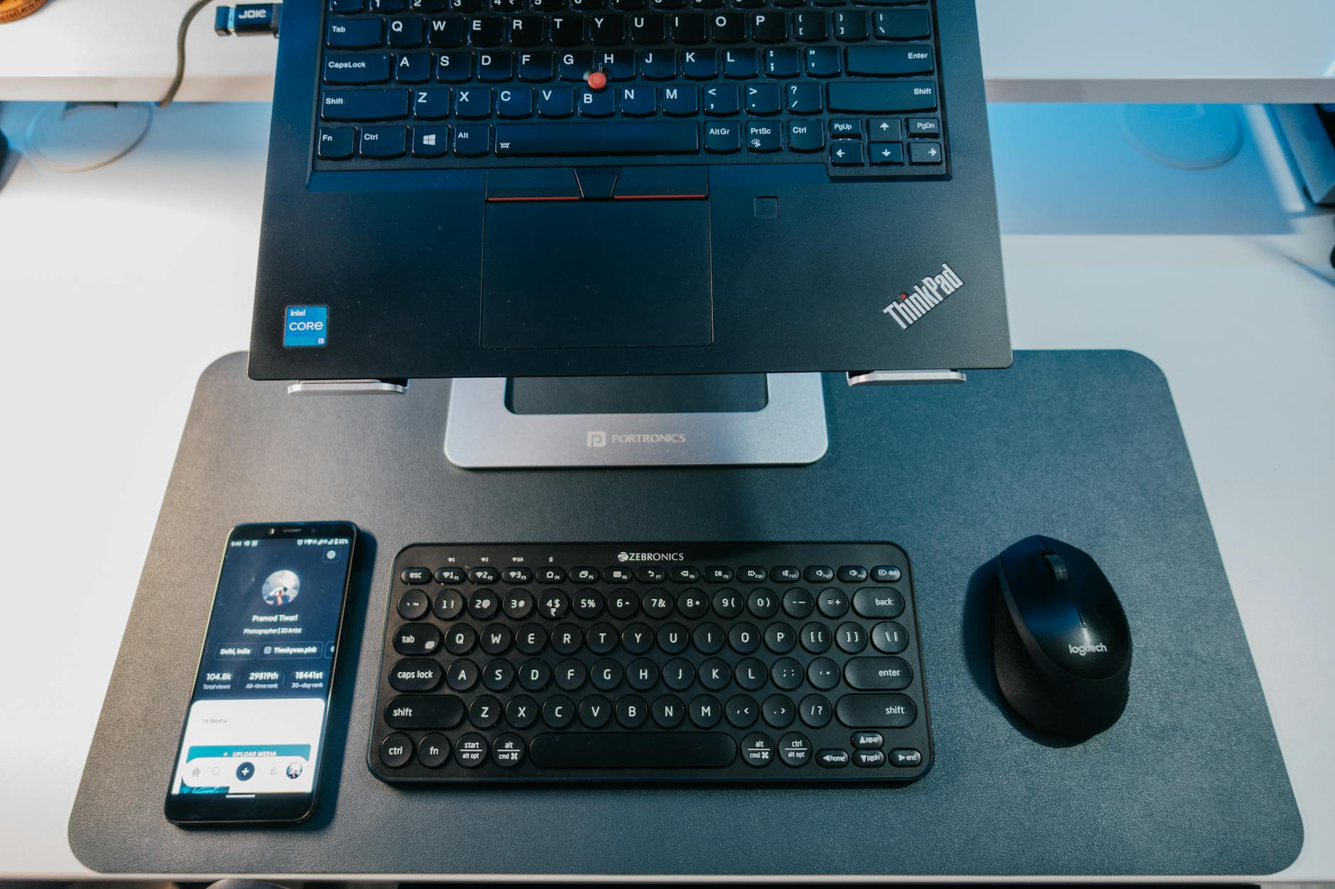 Nowoczesne stanowisko pracy z laptopem, klawiaturą Bluetooth i smartfonem