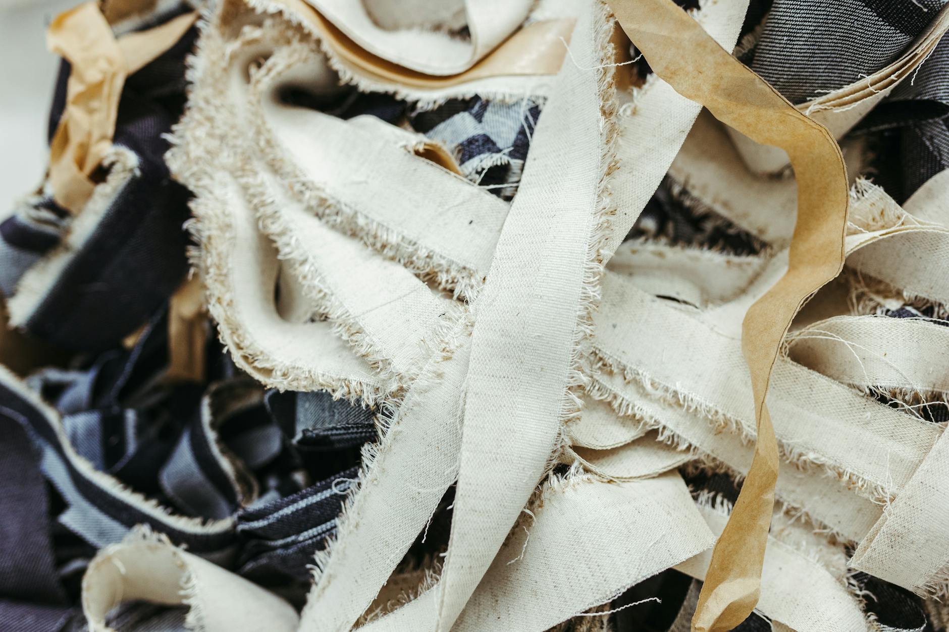 Paski różnych tkanin w wielu kolorach i fakturach ułożone obok siebie