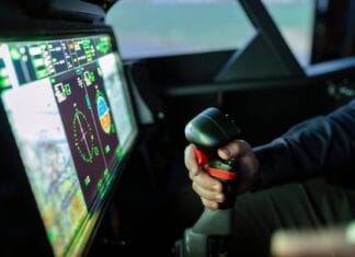 Pulpit wirtualnego kokpitu samolotu z joystickiem i wyświetlaczem