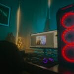 Stanowisko gracza z podświetlonym PC i monitorem z edytorem zawartości