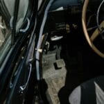 Wnętrze klasycznego auta z kierownicą i deską rozdzielczą