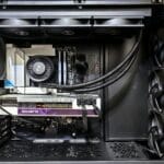 Wnętrze komputera gamingowego z kartą GeForce RTX i chłodzeniem