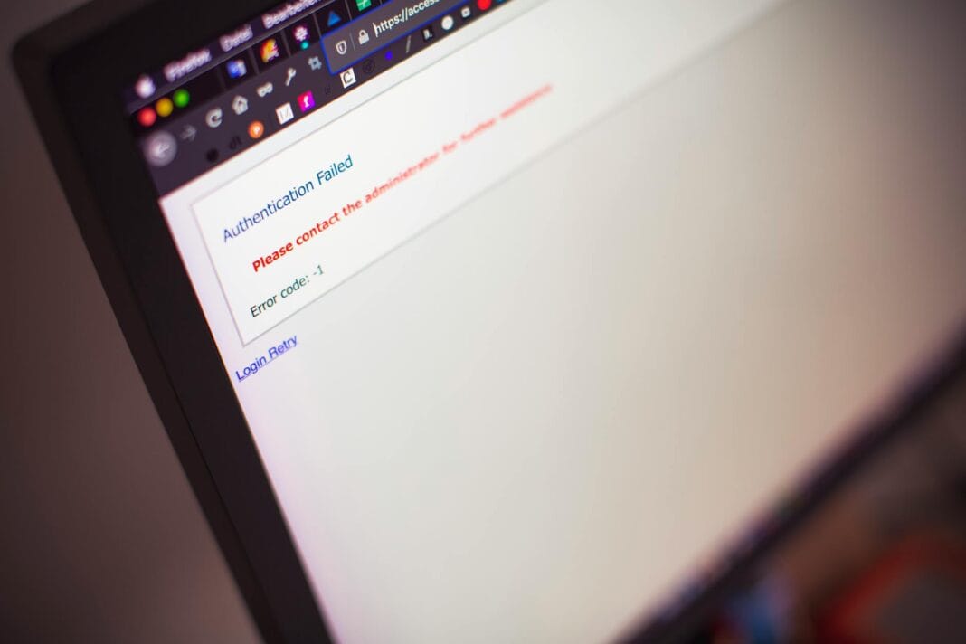 Zbliżenie ekranu komputera z komunikatem authentication failed