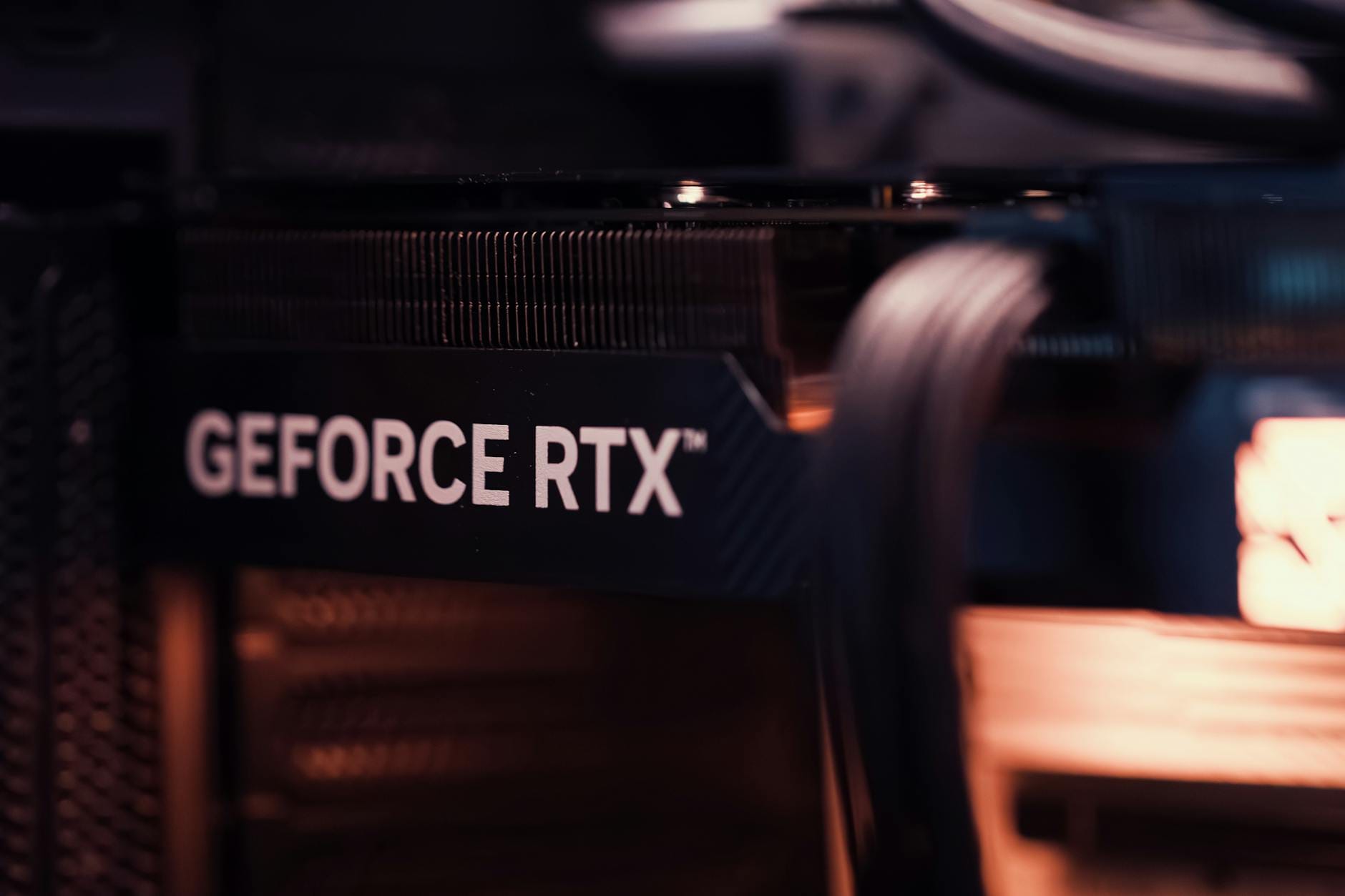 Zbliżenie karty graficznej GeForce RTX używanej do DLSS