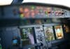 Zbliżenie na cyfrowe przyrządy w kokpicie samolotu IFR