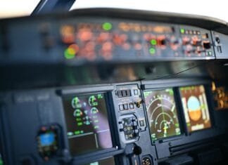 Zbliżenie na cyfrowe przyrządy w kokpicie samolotu IFR