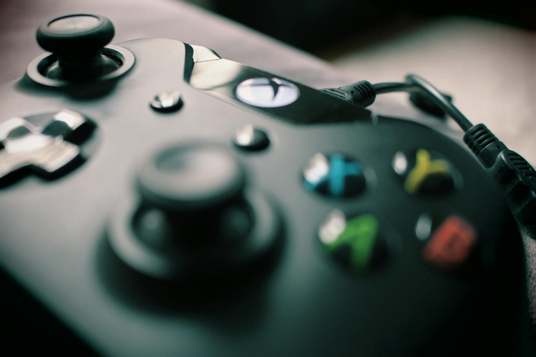 Czarny gamepad z kolorowymi przyciskami w zbliżeniu