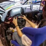 Ustawienia kamery w Assetto Corsa: FOV, head movement i widoczność Gracz w goglach VR w realistycznym symulatorze wyścigowym