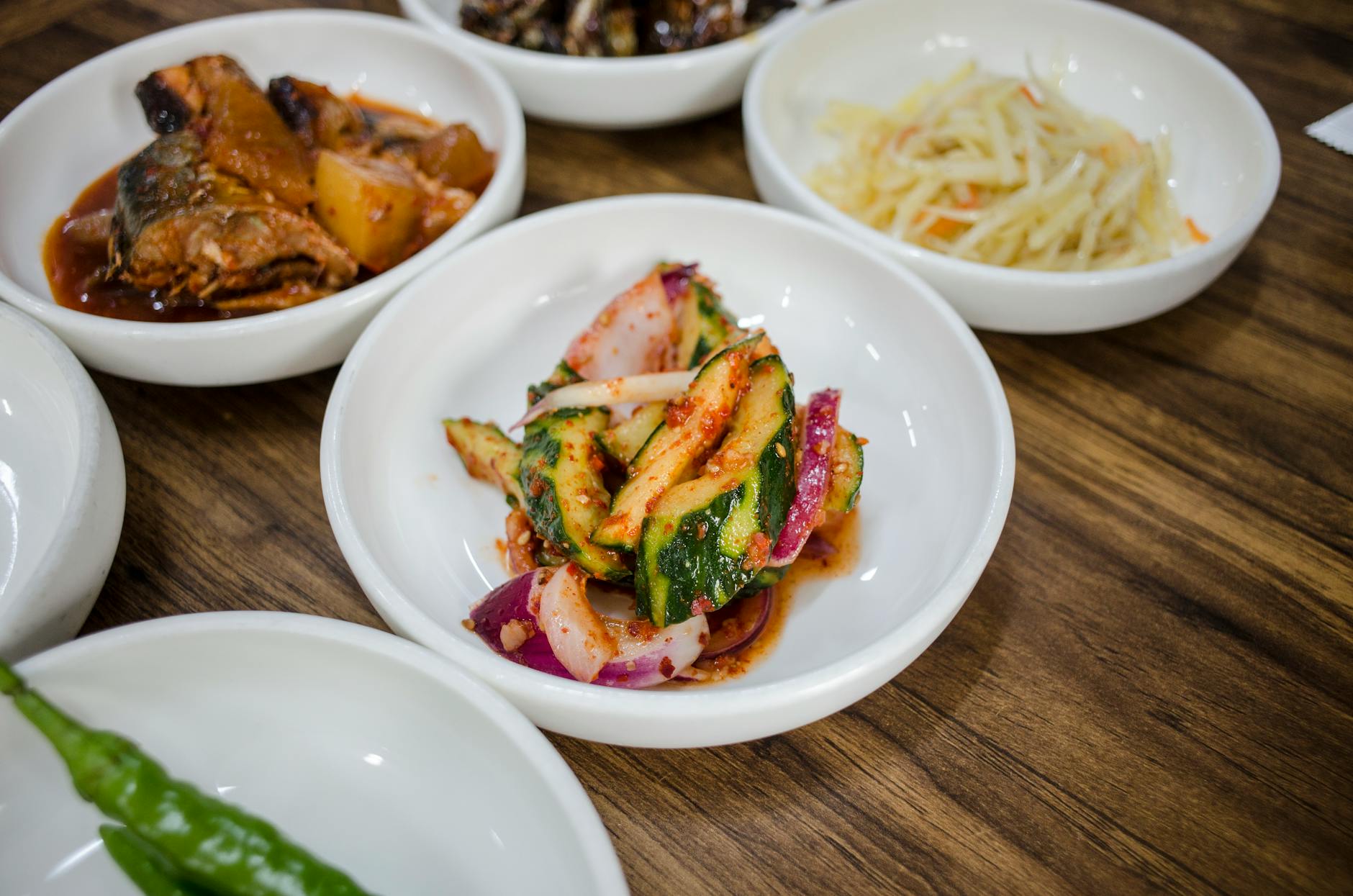 Kolorowe koreańskie banchan z kimchi i warzywami na drewnianym stole