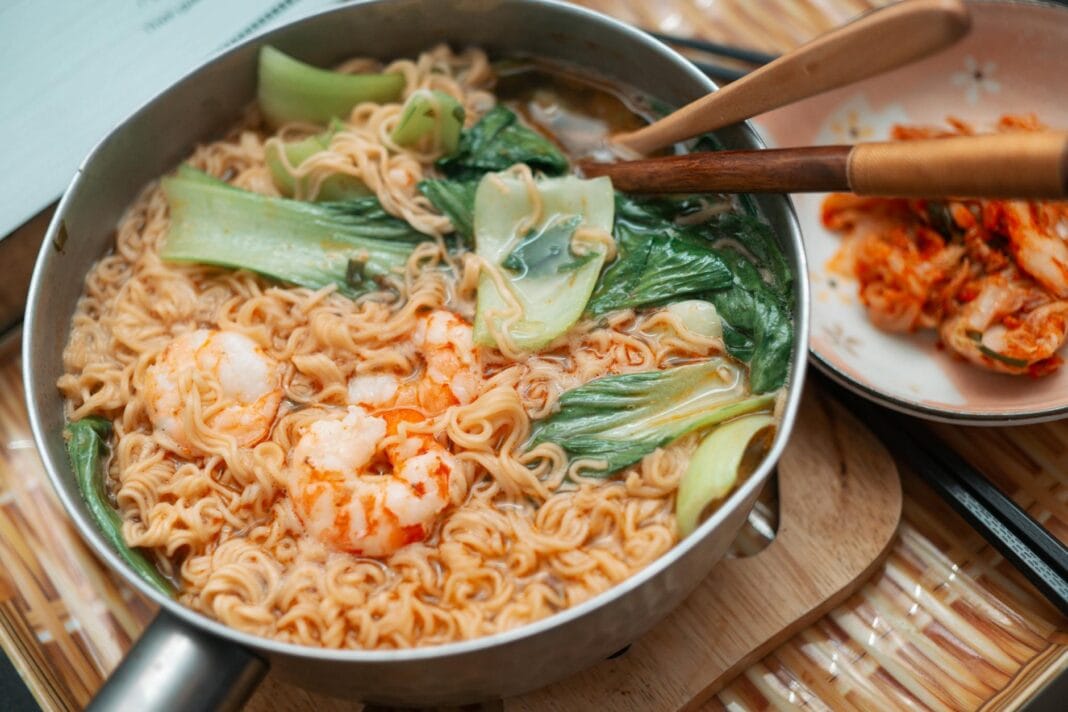 Koreański ramen z krewetkami, bok choy i kimchi w misce