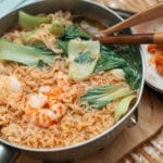 Domowa kuchnia koreańska dla początkujących – podstawowe składniki, techniki i proste przepisy Koreański ramen z krewetkami, bok choy i kimchi w misce