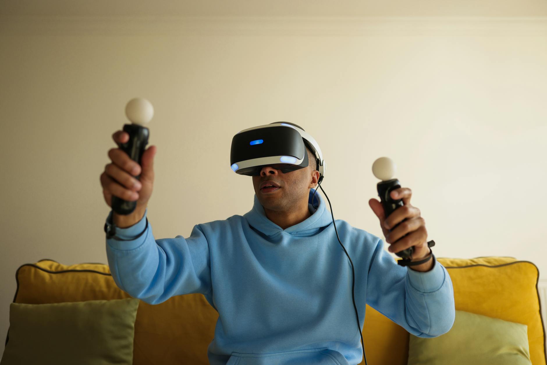 Mężczyzna w goglach VR gra w realistyczny symulator pociągu