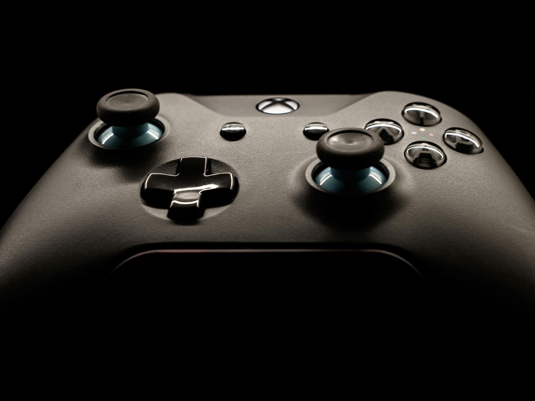 Zbliżenie nowoczesnego gamepada z widocznymi przyciskami i gałkami