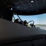 FSR, DLSS czy TAA w symulatorach? Co wybrać i kiedy Kobieta pilot trenuje w zaawansowanym symulatorze lotu