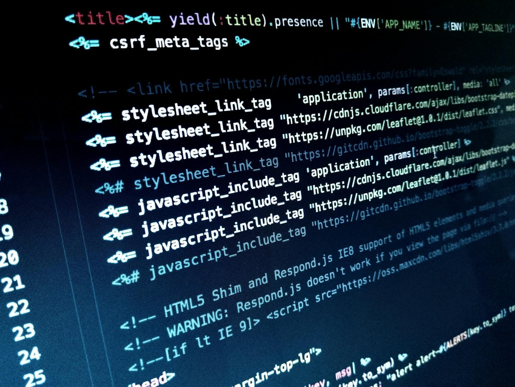 Kod HTML i JavaScript wyświetlony na monitorze komputerowym