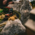 Top 7 najciekawszych lokomotyw w Train Sim World i jak je opanować Miniaturowy pociąg jedzie przez realistyczną makietę kolejową