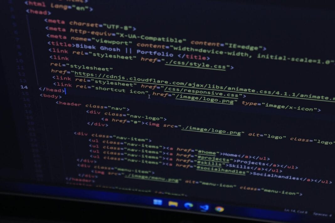 Zbliżenie kolorowego kodu HTML na ekranie komputera