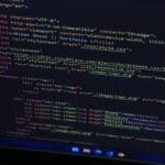 Jak zmienić język i region w launcherze, gdy sklep pokazuje złe ceny Zbliżenie kolorowego kodu HTML na ekranie komputera