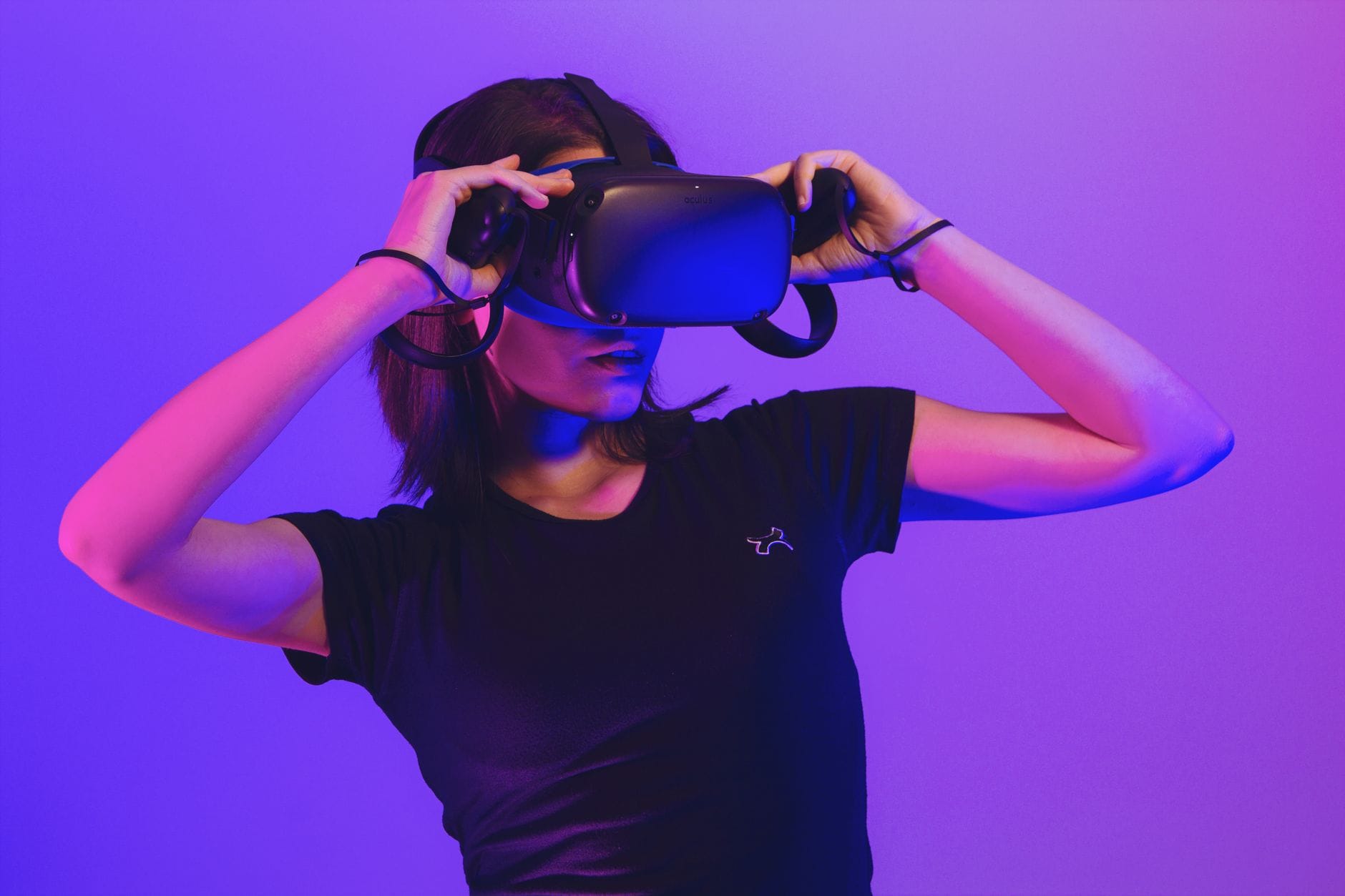 Kobieta w goglach VR gra w neonowej, kolorowej scenerii