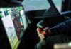 Benchmark w Euro Truck Simulator 2: jak przygotować trasę testową Zbliżenie na kokpit symulatora z joystickiem i cyfrowym wyświetlaczem