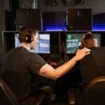 Dlaczego symulator nie zapisuje postępów? Szybka diagnoza Dwóch graczy w kafejce internetowej wspólnie rozwiązuje problem w grze