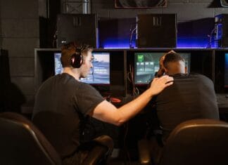 Dlaczego symulator nie zapisuje postępów? Szybka diagnoza Dwóch graczy w kafejce internetowej wspólnie rozwiązuje problem w grze
