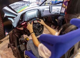 Najczęstsze błędy na starcie w iRacing i jak ich unikać Osoba w goglach VR korzysta z symulatora wyścigowego na evencie gamingowym