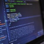 Brak polskich znaków w czacie lub nazwie profilu: kodowanie i czcionki Zbliżenie ekranu komputera z kolorowym kodem programu na ciemnym tle