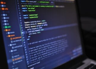 Zbliżenie ekranu komputera z kolorowym kodem programu na ciemnym tle