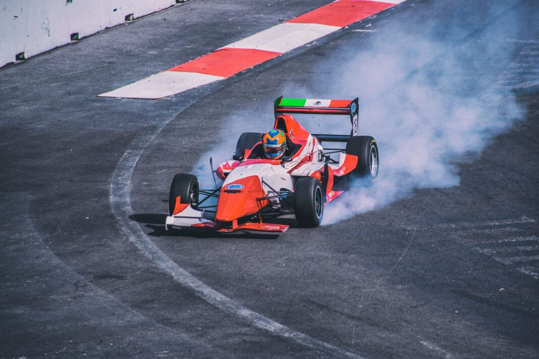 Bolid Formuły driftujący na torze w Meksyku Bolid Formuły driftujący na torze w Meksyku