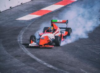 iRating a Safety Rating: czym się różnią i jak wpływają na dobieranie splitów? Bolid Formuły driftujący na torze w Meksyku