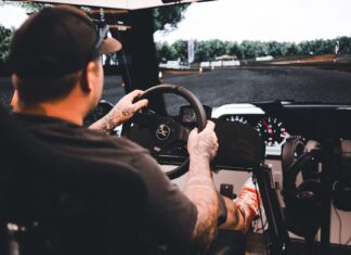 Pedały z load cellem czy bez? Co zmienia hamowanie w simracingu Pedały z load cellem czy bez? Co zmienia hamowanie w simracingu